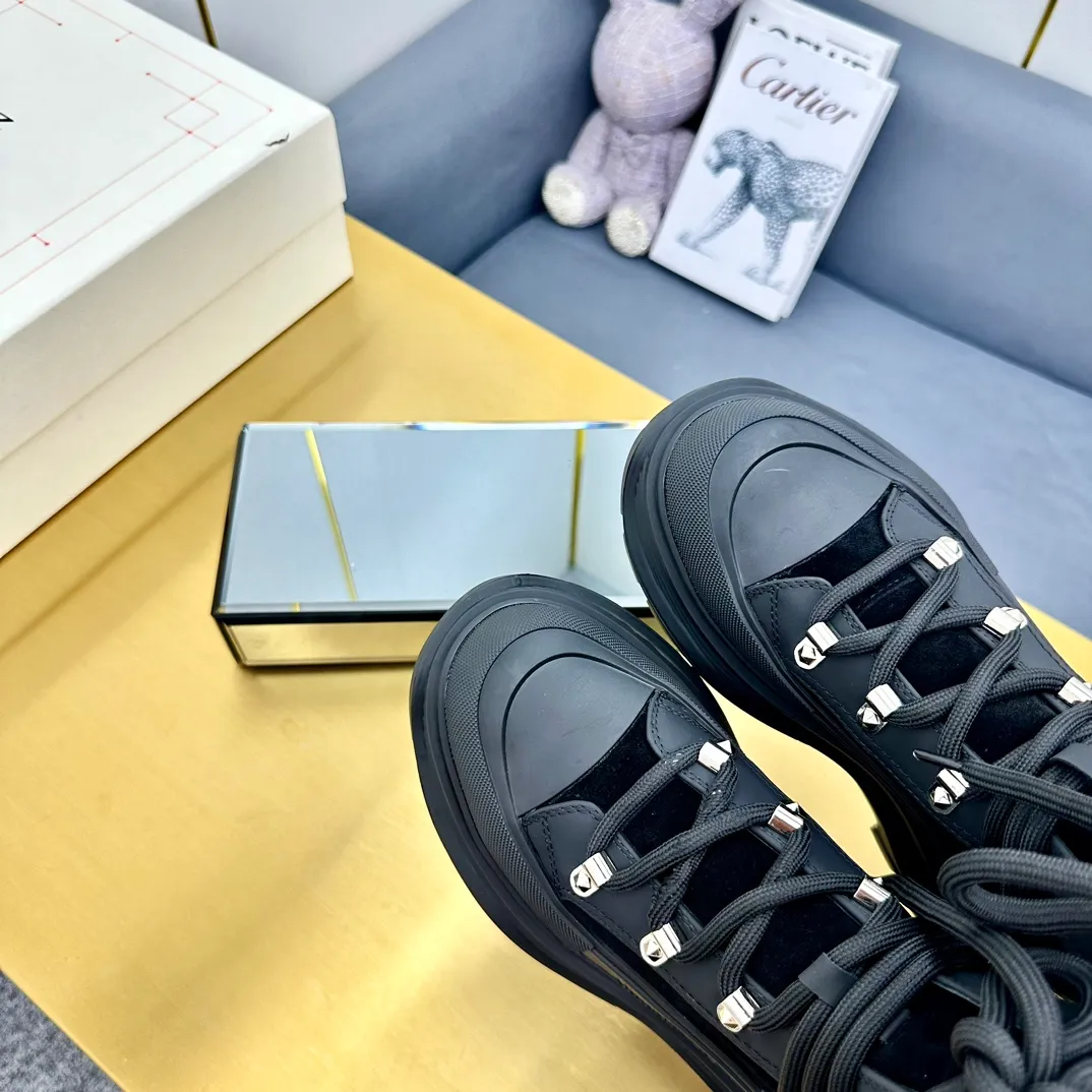 👟👟Ex-factory price 680👟👟 Alexander McQueen's latest thick-soled Martin boots, original 1:1 development, outsole original open-film TPU sole, fabric full-grain cowhide + high mercerized cowhide, lining sheepskin original hardware carabiner bottom height 5cm Size: #35-40 39-45